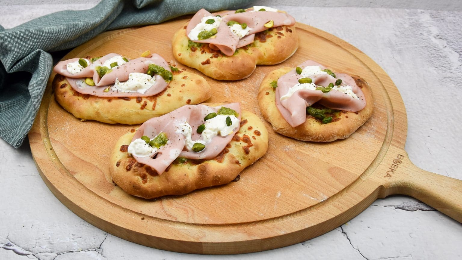 Mortadella focaccia met pistache en burrata EvieKookt
