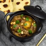 Massaman curry met pinda's en koriander