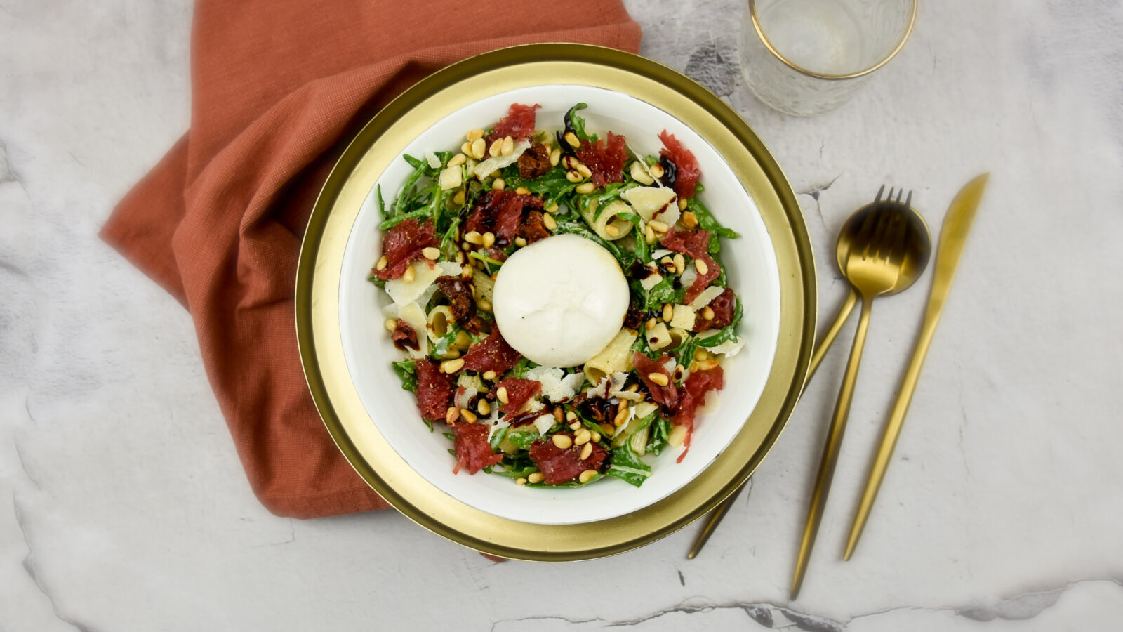 Carpaccio salade met truffelmayonaise en zongedroogde tomaatjes