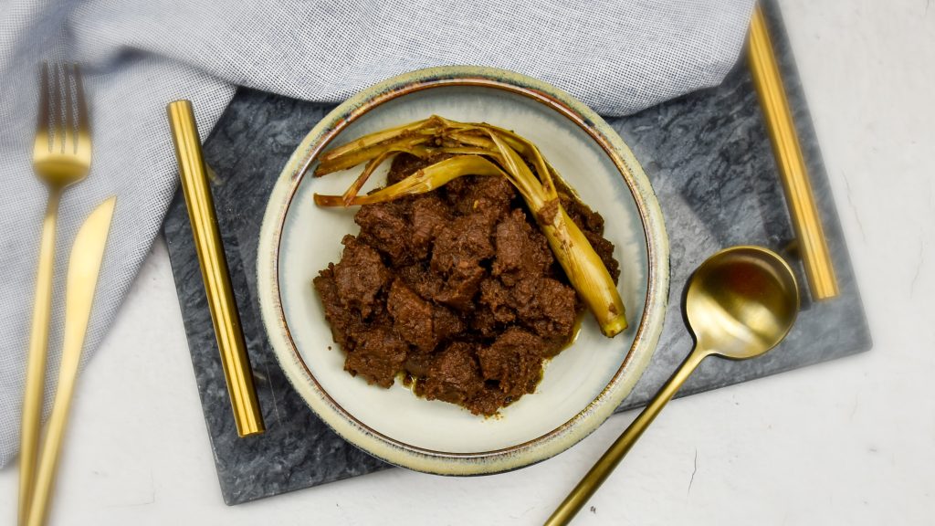 Rendang padang van rundvlees met tamarinde en citroengras