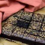 Zwarte sesam brownies met zwarte tahin en zwarte cacao
