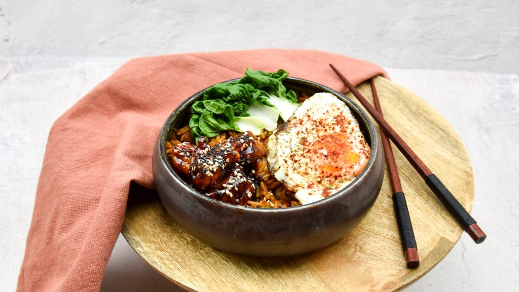 Koreaanse kimchi fried rice met gochujang gamba's en een gebakken eitje
