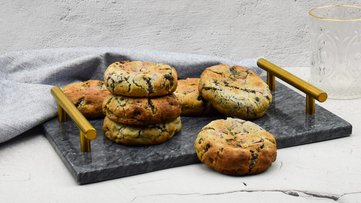 Ruby chocolate chip cookies met gevriesdroogde bosbessen
