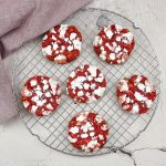 Red velvet crinkle cookies met witte chocolade