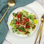 Thaise salade met kipgehakt en Thais basilicum