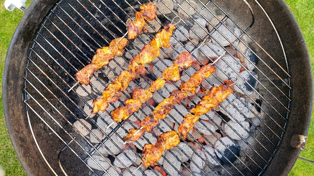 Spaanse kipspiesjes van de barbecue