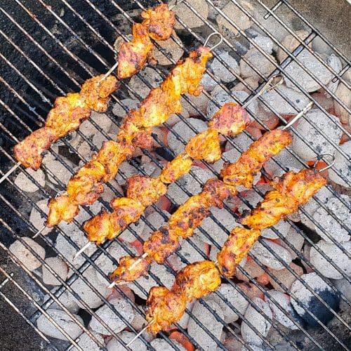 Spaanse kipspiesjes van de barbecue