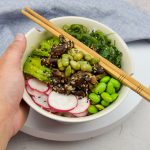 Vegetarische pokébowl met shiitake en geroosterde edamame