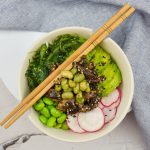 Vegetarische pokébowl met shiitake en geroosterde edamame