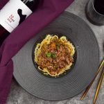 Spaghetti bolognese met kipgehakt, rode wijn en basilicum