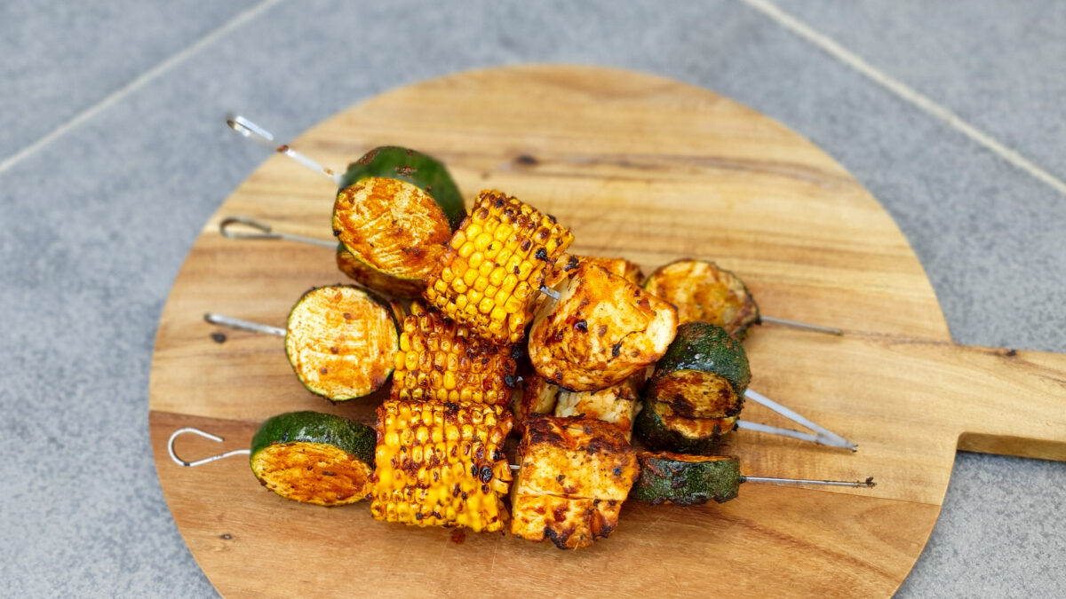 Groentespiesen van courgette, mais en halloumi van de barbecue