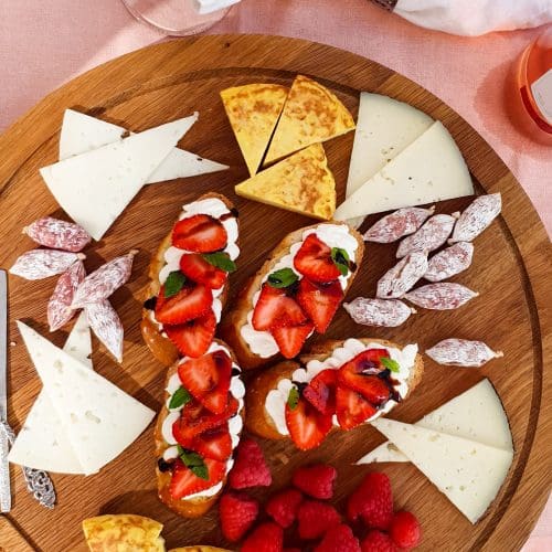 Bruschetta met burrata mousse en in rosé gemarineerde aardbeien