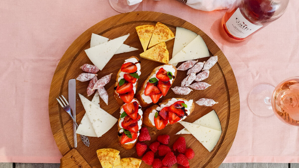 Bruschetta met burrata mousse en in rosé gemarineerde aardbeien