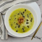 Courgette soep met pesto, pancetta en pompoenpitten