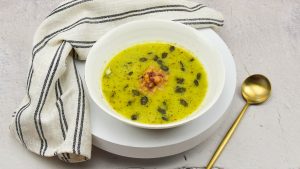 Courgette soep met pesto, pancetta en pompoenpitten
