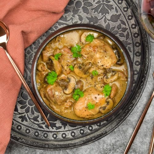 Kippendijen in madeira roomsaus met champignons