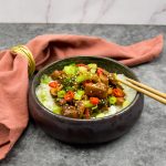 Kip cashew met broccoli, champignons en sesam