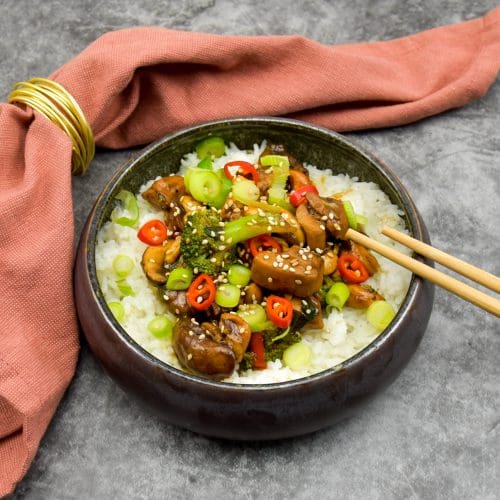 Kip cashew met broccoli, champignons en sesam