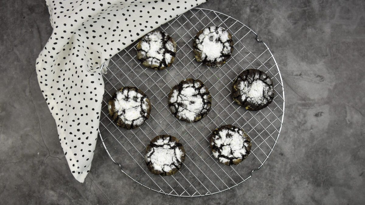 Chocolade crinkle cookies van zwarte cacao