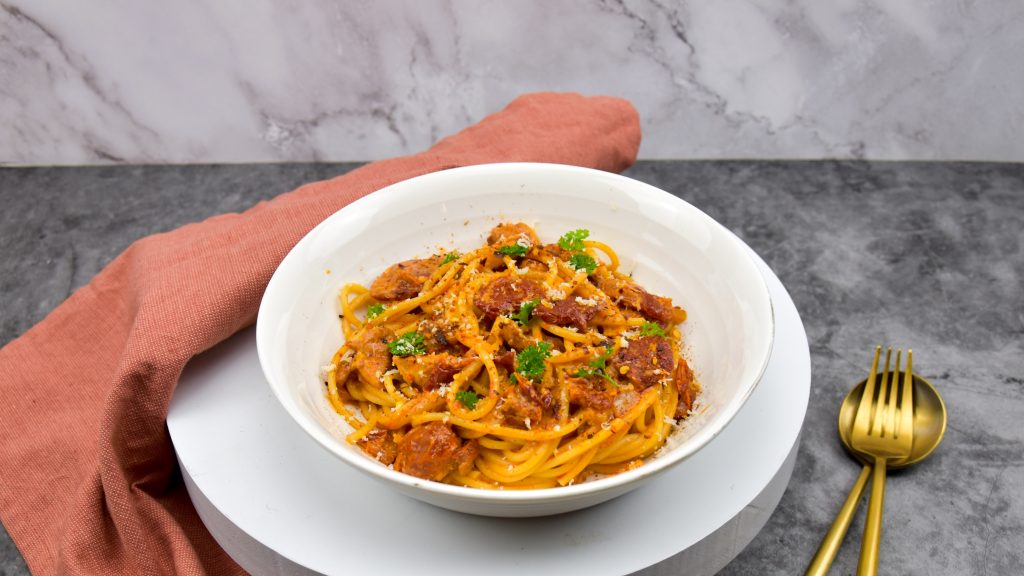 Spaghetti met kip in zongedroogde tomaten roomsaus