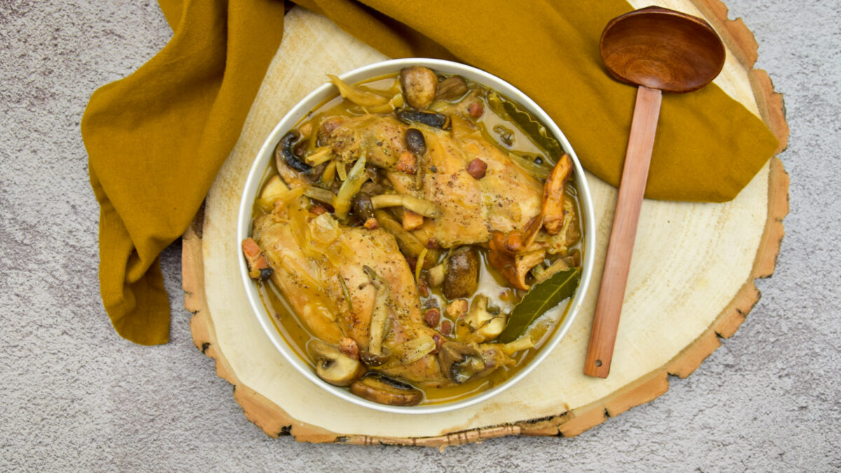 Konijnenbouten gestoofd in witte wijn met paddenstoelen (Lapin au vin)