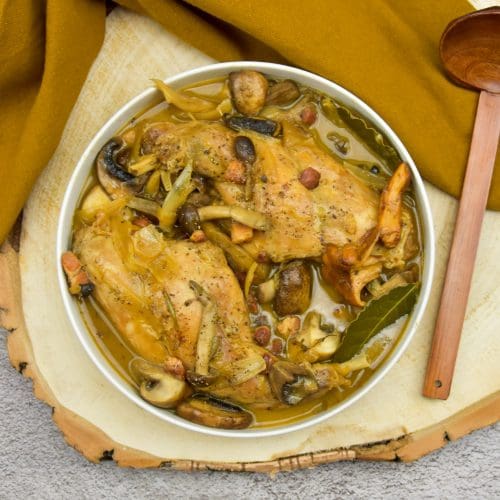 Konijnenbouten gestoofd in witte wijn met paddenstoelen (Lapin au vin)