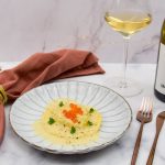 Reuze ravioli met gambavulling, witte port roomsaus en zalmeitjes