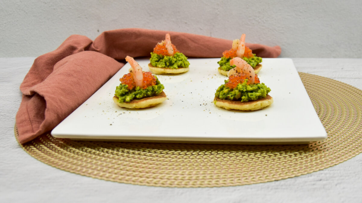 Blini's met avocado, pesto, gamba's en zalmeitjes