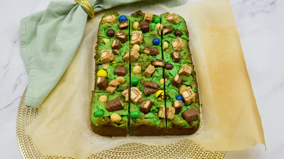 Pandan cookiebar met witte lions, macademia nootjes, salted caramel twix en M&M's
