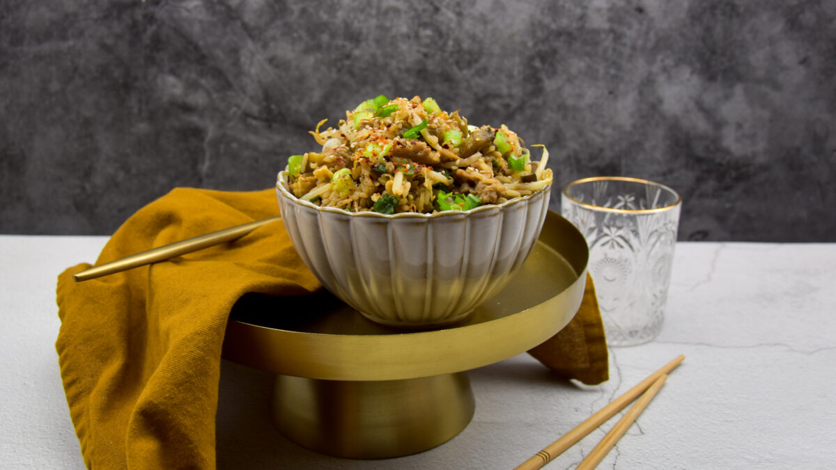 Japanse gebakken miso rijst met aubergine en varkensgehakt