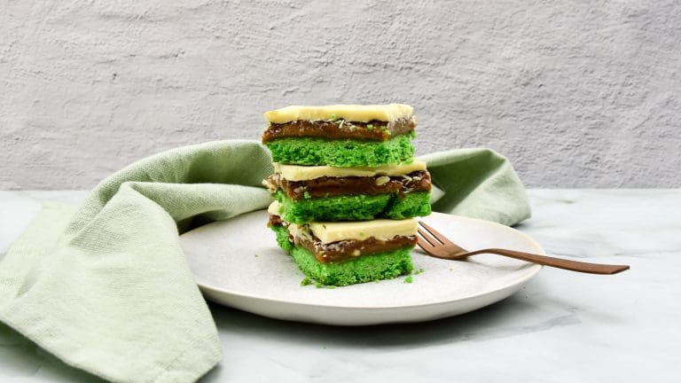Pandan millionaire's shortbread met witte chocolade