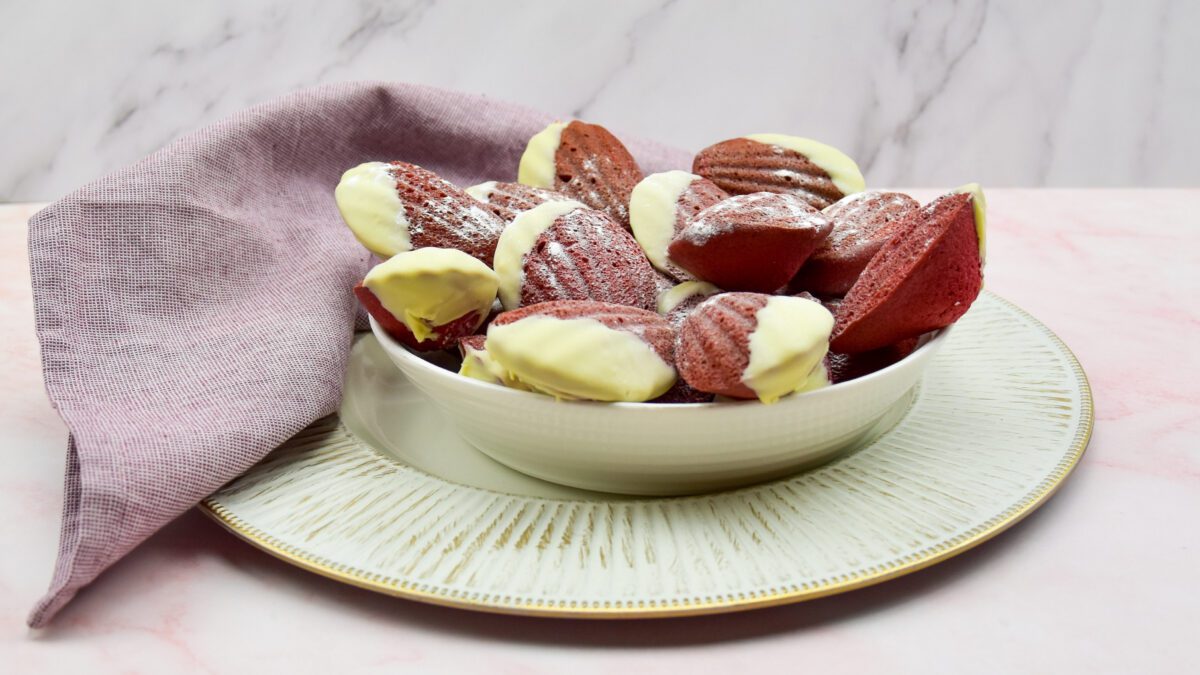 Red velvet madeleines met witte chocolade