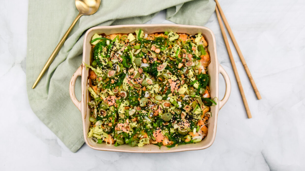 Sushi bake met zalm en gamba's