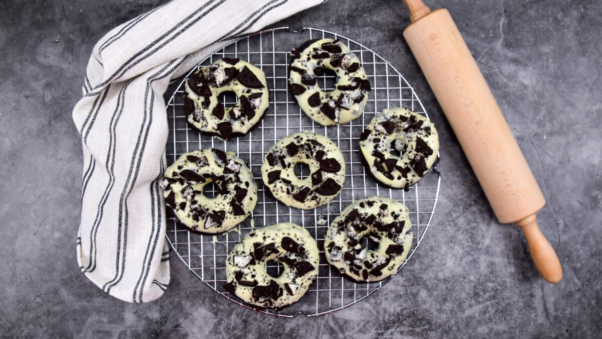 Oreo donuts met witte chocolade en oreo koekjes