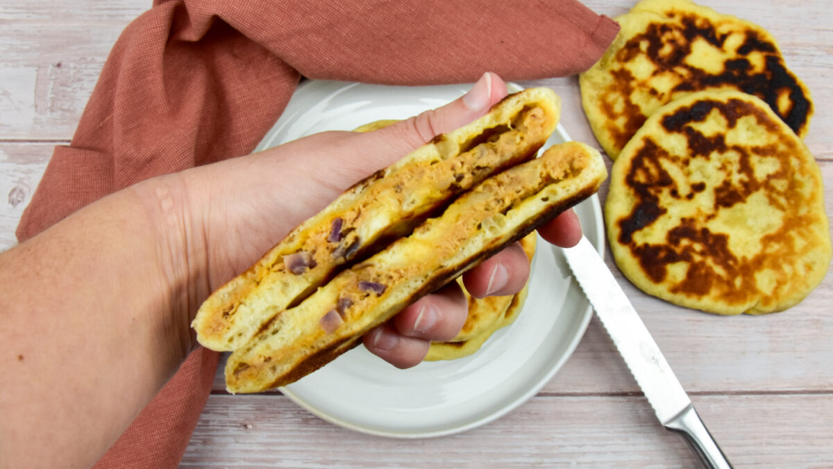Tuna melt broodjes: Panbroodjes gevuld met tonijn en kaas