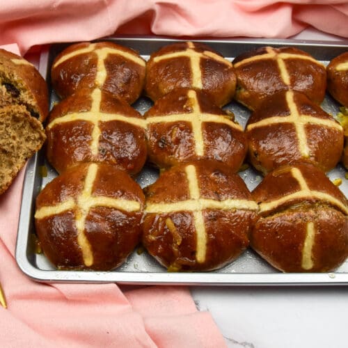 Hot cross buns met spekkoek kruiden en gembermarmelade