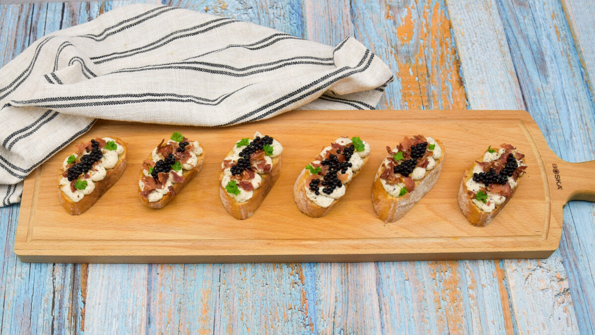 Bruschetta met truffelcrème en coppa di parma