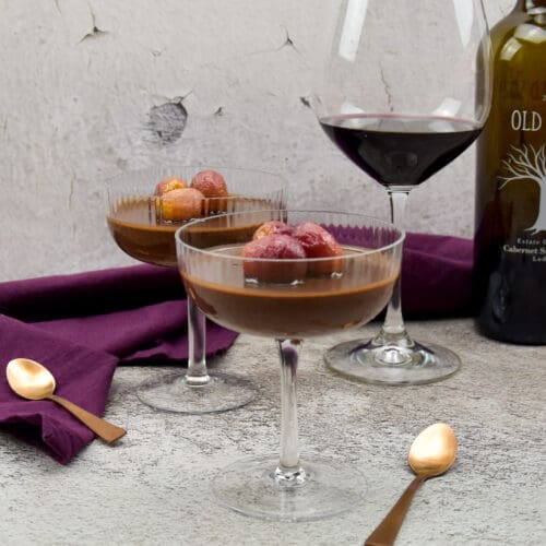 Chocolade toetje met rode wijn en geroosterde druiven