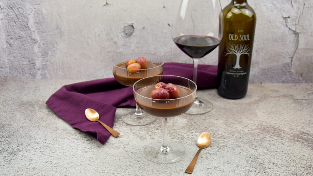 Chocolade toetje met rode wijn en geroosterde druiven