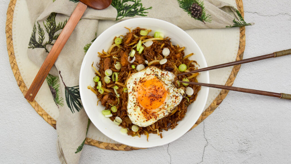 Korean fried rice met kip en gebakken eitjes