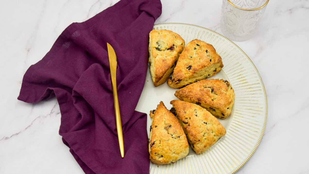 Scones met rozijnen en cranberry's