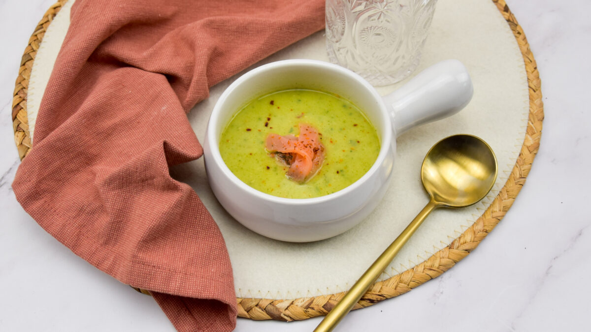 Broccoli soep met gerookte zalm en groene pesto