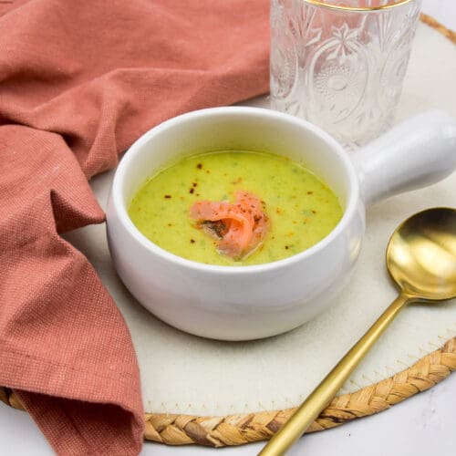 Broccoli soep met gerookte zalm en groene pesto