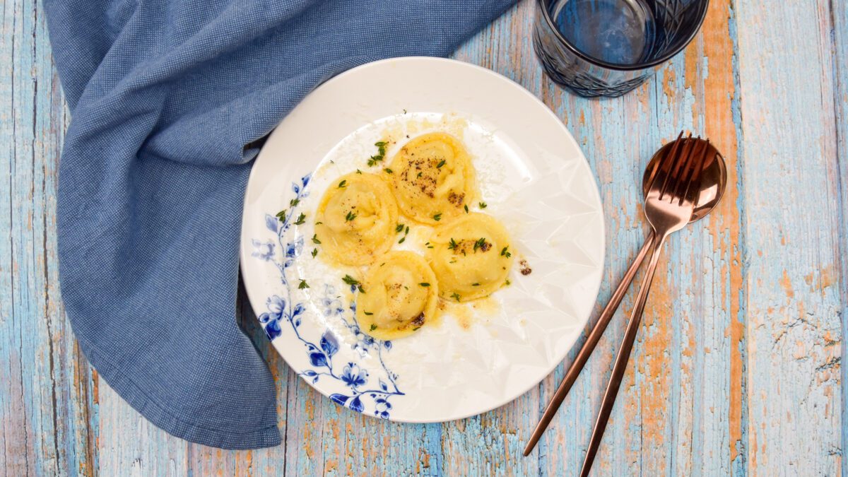 Tortellini gevuld met parmaham, ricotta en parmezaanse kaas in een boter-tijm sausje