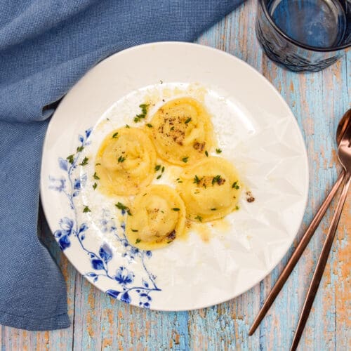 Tortellini gevuld met parmaham, ricotta en parmezaanse kaas in een boter-tijm sausje