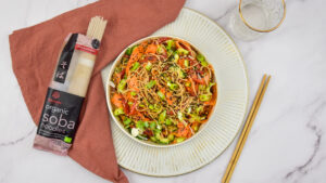 Sesam noodle salade met komkommer, wortel en geroosterde paprika