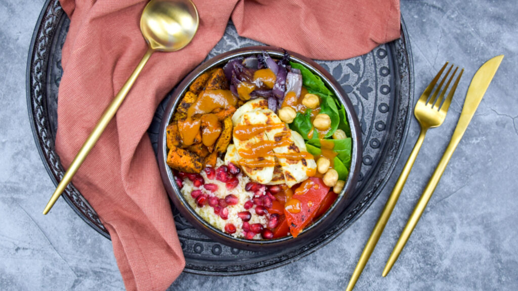 Buddha bowl met zoete aardappel en halloumi