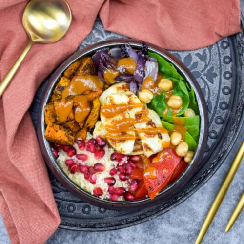 Buddha bowl met zoete aardappel en halloumi
