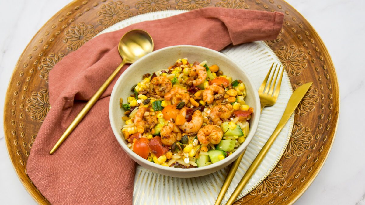Orzo salade met mais, bonen en cajun garnalen