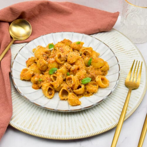 Pittige pasta met rode pesto, spek en sambal